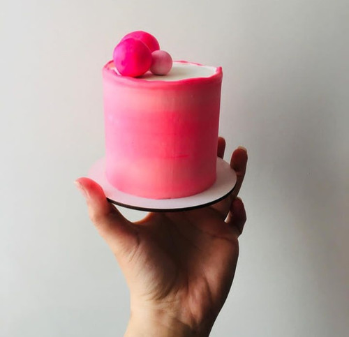 مینی کیک صورتی مینیمال با تزئین ساده و شیک، آماده سرو و مناسب هدیه