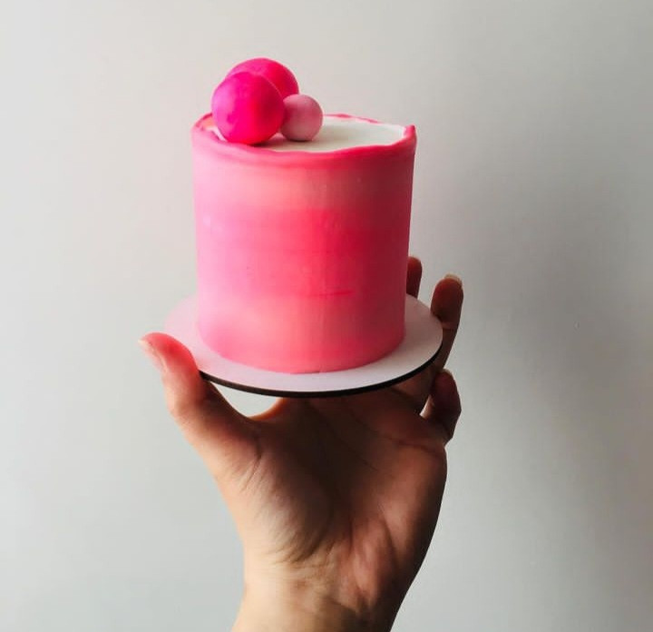 مینی کیک صورتی مینیمال با تزئین ساده و شیک، آماده سرو و مناسب هدیه