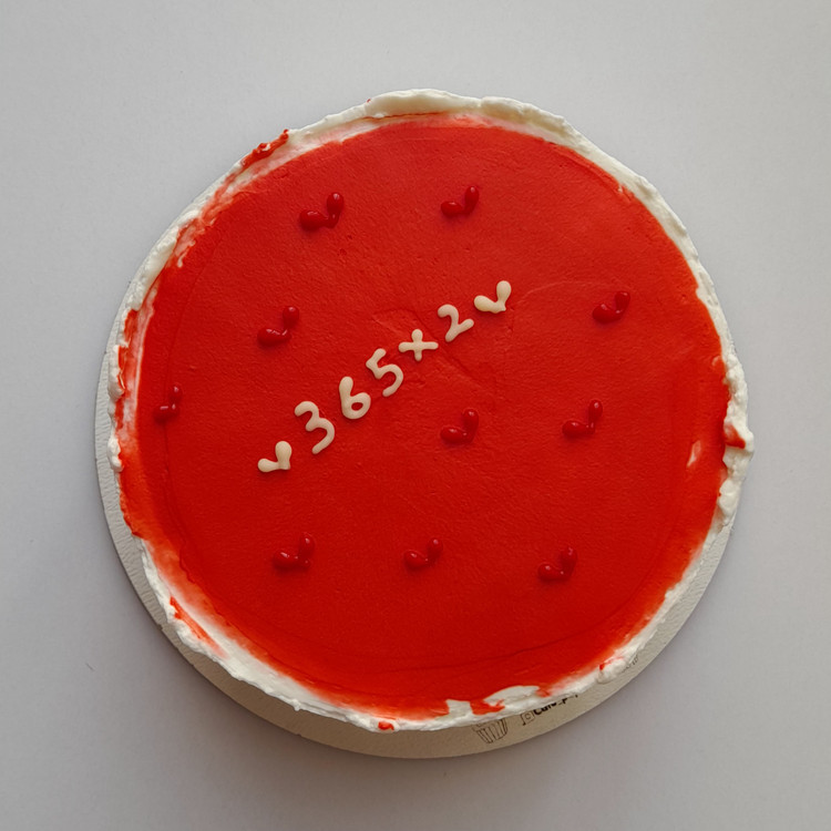 مینی کیک سالگرد قرمز و سفید نیم کیلویی مناسب جشن تولد در تهران