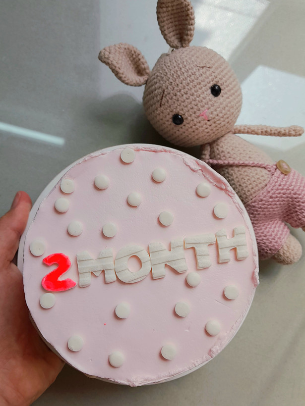 کیک ماهگرد نوزاد دخترانه تم صورتی با فوندانت شیک