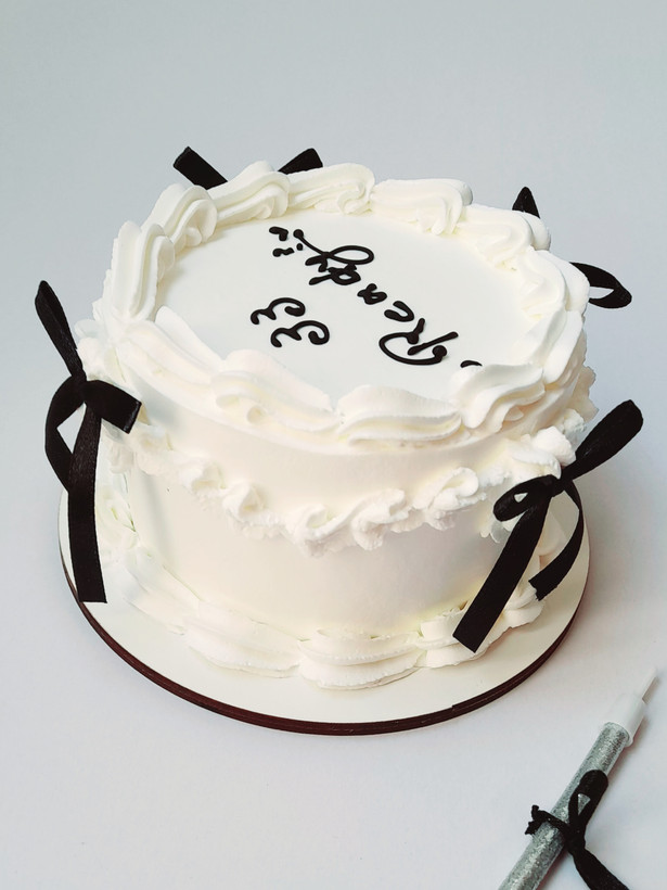 عکس مینی کیک کلاسیک با تزیین ربان و رنگ سفید