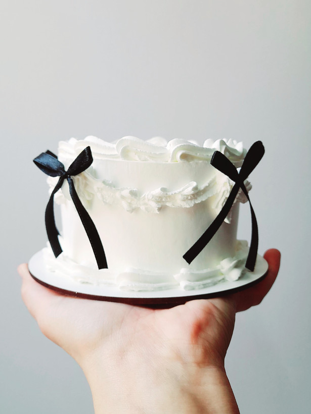 عکس مینی کیک کلاسیک با ربان مشکی و رنگ سفیر