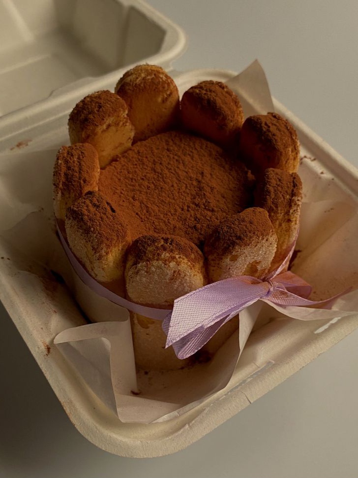 تیرامیسو تازه تزئین‌شده با پودر کاکائو