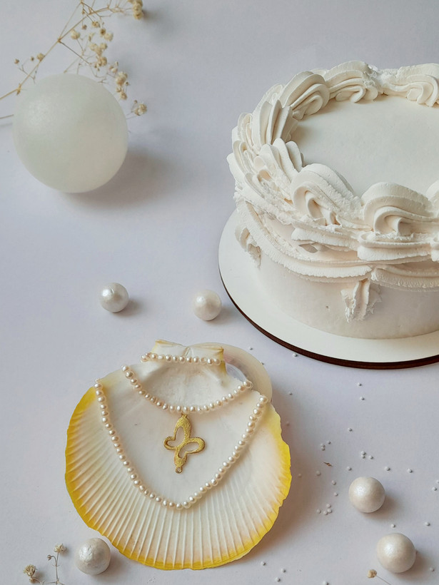 ترکیب کیک و طلای سفارشی برای هدیه خاص زنانه