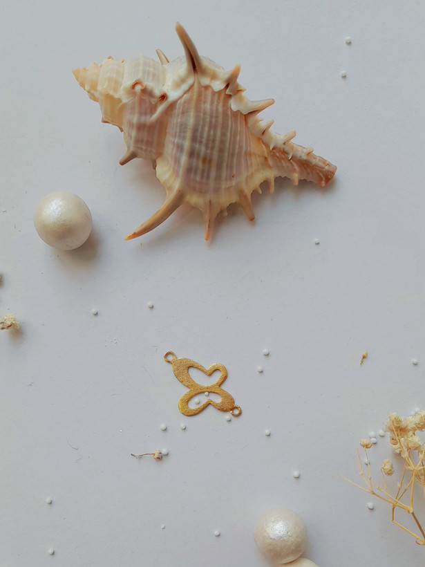 جعبه شیک کیک با قطعه طلا و کارت تبریک روز زن